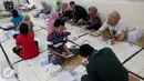 KPU Kota Administrasi Jakarta Barat distribusikan 2000 lebih alat bantu bagi pemilih tunanetra untuk tiap TPS di wilayah Jakarta Barat, Jakarta, Kamis (2/2). (Liputan6.com/Yoppy Renato)