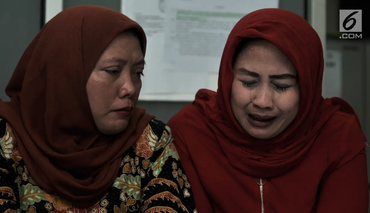 Komisioner KPAI Susiana mendampingi seorang penghuni yang sedang menjelaskan kronologi pemadaman listrik kepada awak media di salah satu unit Apartemen Mediterania Palace, Jakarta, Rabu (31/7/2019). (merdeka.com/Iqbal S. Nugroho)