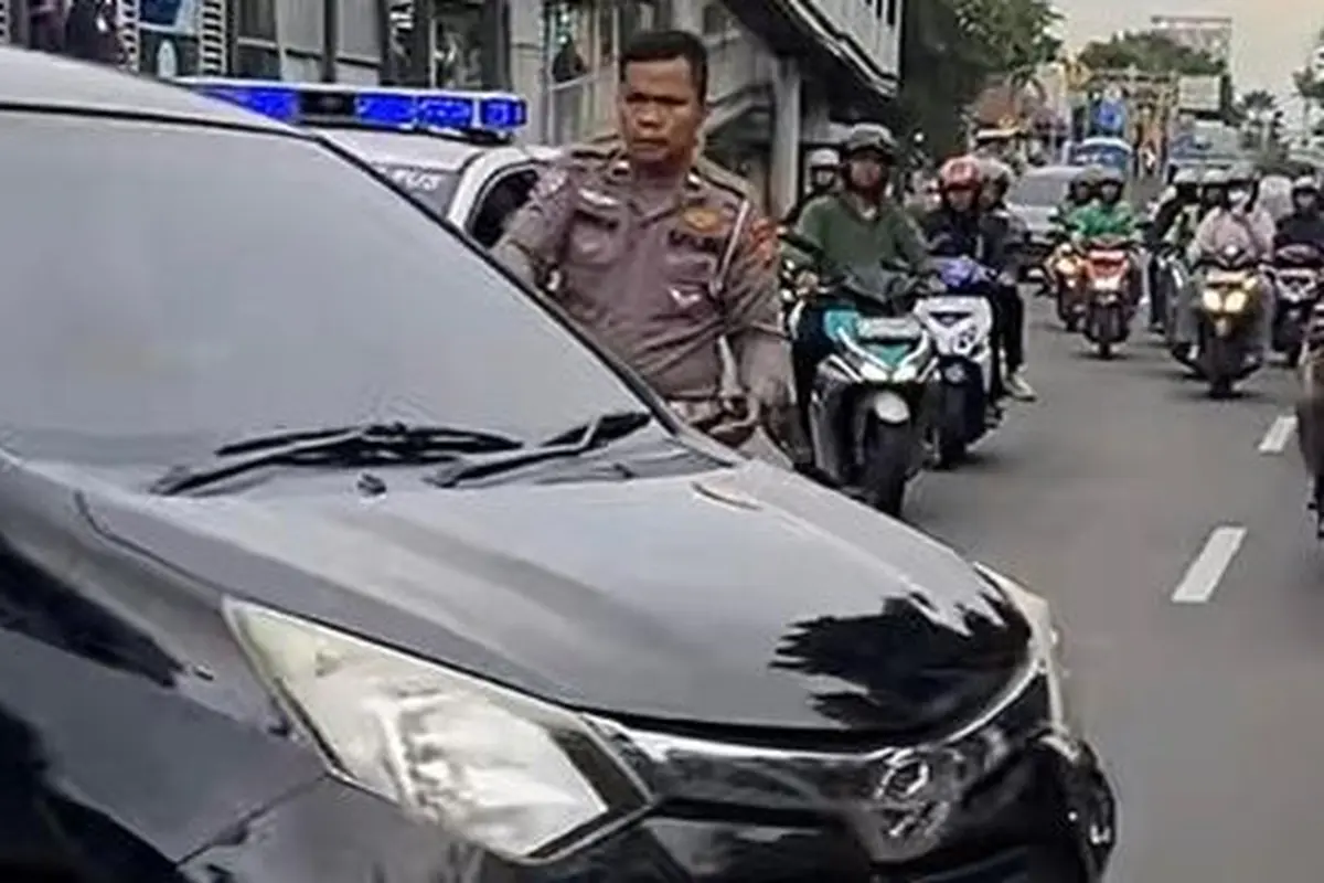 Viral aksi nekat mobil lawan arus di Jalan Gunung Sahari, Sawah Besar, Jakarta Pusat.