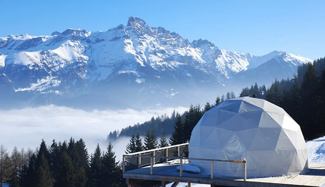 The Whitepod Resort di Swiss kita dapat melihat 15 kubah berbentuk salju dengan pemandangan pegunungan. penginapan ini memiliki kamar dengan fasilitas pembakaran kayu kompor dan kamar mandi yang nyaman. (Dailymail)