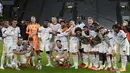 Para pemain Bayern Munchen  foto bersama dengan trofi Piala Super Jerman usai mengalahkan Borussia Dortmund pada final Piala Super Jerman di Signal Iduna Park, Jerman, Rabu (18/8/2021). Munchen berhasil meraih gelar Piala Super Jerman usai mengalahkan atas Dortmund 3-1. (AP Photo/Martin Meissner)