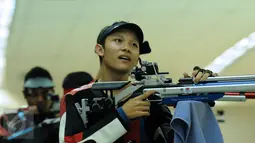 Petembak Junior Indonesia, Paragra Duncan Taruma saat melihat raihan poin di Final 10m Air Rifle Men Junior Kejuaraan Menembak ASEAN di Jakarta, Selasa (24/11/2015). Paragra harus puas di tempat keempat dengan 157.4 poin. (Liputan6.com/Helmi Fithriansyah)