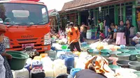 Masyarakat di salah satu dusun di Situbondo Antre mendapatkan air bersih yang di droping BPBD Situbondo (Istimewa)