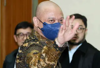 Terdakwa Mantan Kapolda Sumatera Barat Irjen Teddy Minahasa Putra seusai menjalani sidang perdana kasus narkoba di PN Jakarta Barat, Kamis (2/2/2023). Sebelumnya, pada Rabu (1/2/2023), enam anak buah Teddy Minahasa sudah lebih dulu menjalani sidang perdana dalam kasus yang sama di PN Jakarta Barat. (Liputan6.com/Herman Zakharia)