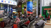 Calon penumpang menunggu di Stasiun Gambir, Jakarta, Selasa (8/3/2022). Perjalanan domestik menggunakan transportasi darat, laut, maupun udara yang sudah vaksinasi COVID-19 lengkap dosis kedua tak perlu lagi menunjukkan bukti tes antigen atau PCR negatif. (Liputan6.com/Herman Zakharia)