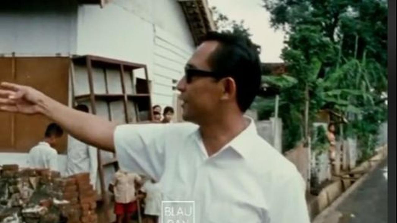 Namun, tidak semua perkampungan di Jakarta. Dalam video juga terlihat Ali mengunjungi rumah-rumah warga yang jalannya sudah penuh aspal.