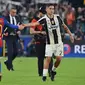 Penyerang Juventus, Paulo Dybala (kanan) berjabat tangan dengan striker Barcelona, Lionel Messi, usai laga kedua tim di Juventus Stadium, Rabu (12/4/2017) dini hari WIB. Dybala enggan disamakan dengan Lionel Messi.  (AFP/Giuseppe Cacace)