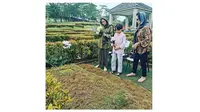 Putra BCL Salat di Depan Foto Mendiang Ashraf Sinclair, Warganet Terenyuh