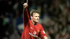Liga Inggris telah banyak menghasilkan para striker tajam sejak dimulainya era Premier League pada 1992/1993. Ketajaman mereka dapat diukur dengan jumlah total gol maupun hattrick yang pernah dibuat. Lebih hebat lagi tentunya jika ketajaman mereka tetap konsisten saat harus hijrah ke klub lain. Lima pemain berikut membuktikannya saat mampu membuat hattrick bersama 3 klub berbeda di Liga Inggris. Siapa saja? (AFP/Robin Parker)