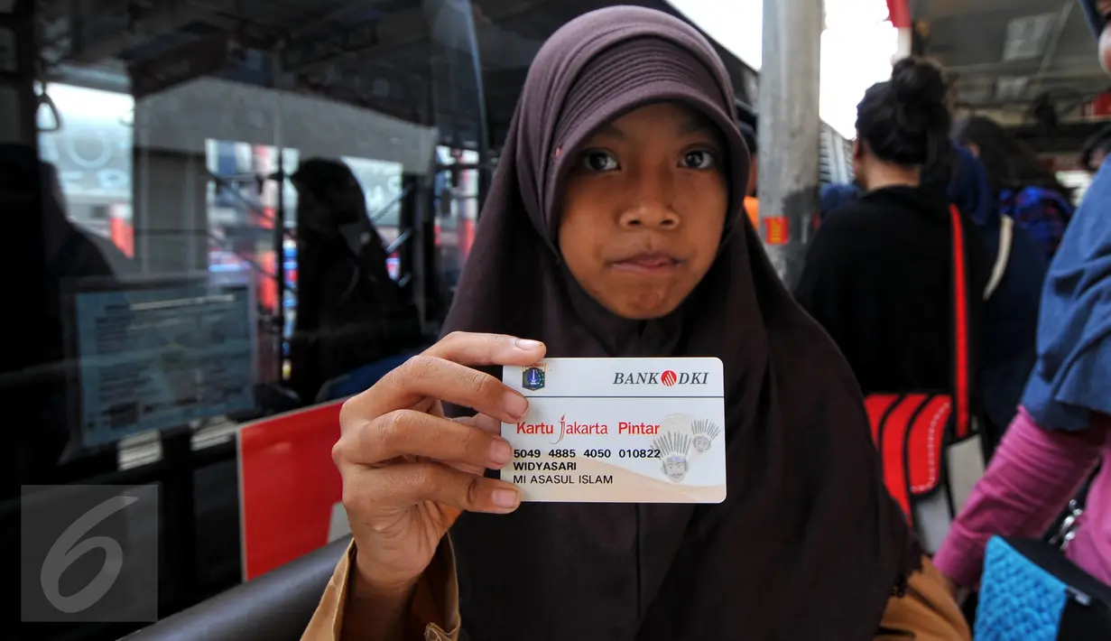Pelajar SLTP menunjukan Kartu Jakarta Pintar (KJP) di shelter transjakarta Blok M, Jakarta, Rabu (29/7/2015). Transjakarta mengratiskan pelajar pemilik KJP selama periode 27 Juli-3 Agustus dalam rangka Jakarta Book Fair. (Liputan6.com/Yoppy Renato)