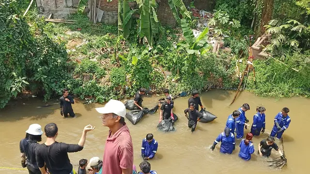 Pandawara Group Pimpin Influencer Bersihkan Sampah di Sungai Bogor: Hati-Hati Ular Berbisa