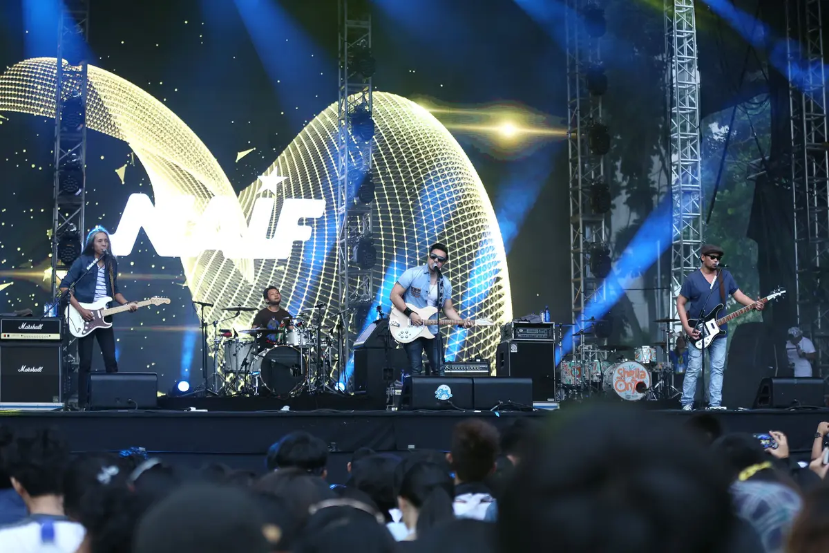 [Bintang] 5 Lagu yang Sering Naif Nyanyikan di Konser