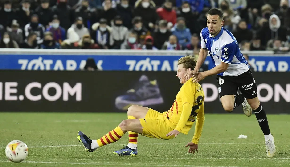 Gol De Jong menjadi satu-satunya gol yang tercipta hingga wasit meniup pluit panjang. Barcelona menutup laga dengan kemenangan tipis 1-0 atas Deportivo Alaves. (AP/Alvaro Barrientos)