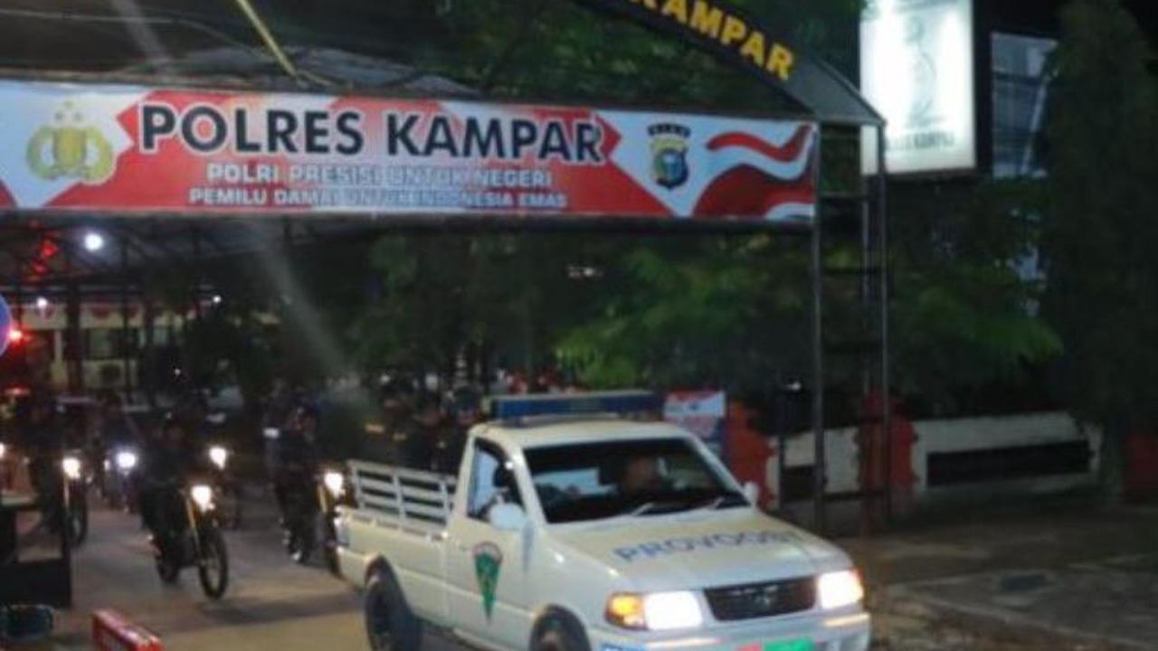 Sebelumnya, Kapolres Kampar AKBP Ronald Sumaja langsung pimpin patroli sinergitas dalam rangka pengamanan Pemilu 2024, di wilayah hukum Polres Kampar, Minggu (11/2) malam.<br>