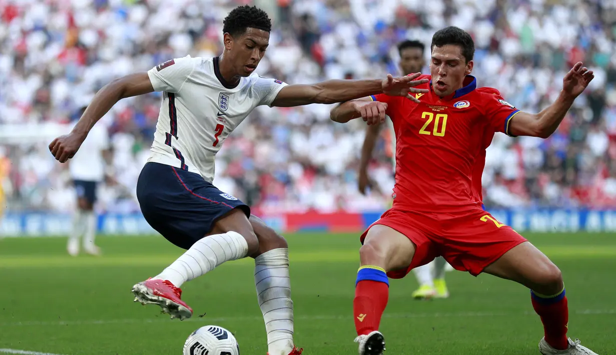 Pada menit ke-36 lagi-lagi Inggris hampir menggandakan keunggulan. Tembakan Jude Bellingham masih melebar usai aksinya mengecoh bek Andorra, Jesus Rubio. Babak pertama berakhir 1-0. (Foto: AP/Ian Walton)