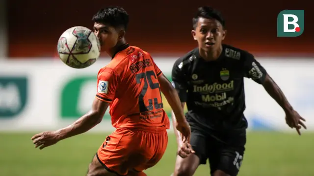 Foto: Kolaps Di Tengah Lapangan, Pemain Persiraja Dilarikan ke Rumah Sakit saat Melawan Persib Bandung