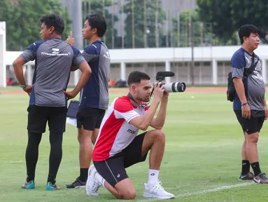 Jens Raven menjadi fotografer dadakan saat pemusatan latihan Timnas Indonesia U-20 di Stadion Madya, Jakarta Pusat, pada Rabu (15/1/2025) sore WIB. (Bola.com/M Iqbal Ichsan)