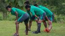 Penyerang Timnas Indonesia, Bayu Gatra, berlatih di halaman Hotel Lor In, Jawa Barat, Sabtu (3/12/2016). Para pemain tampak santai menghadapi laga semifinal Piala AFF 2016. (Bola.com/Vitalis Yogi Trisna)