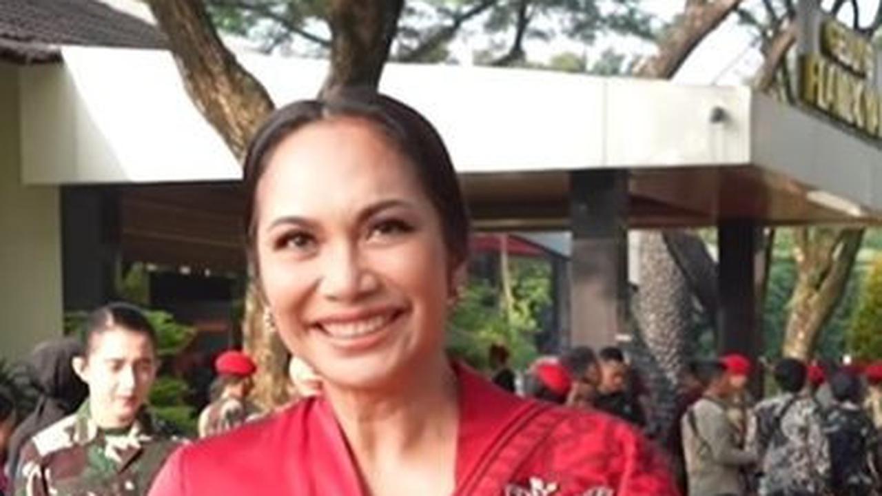 Di momen itu putri Luhut Binsar Pandjaitan ini tampil mempesona mengenakan kebaya merah.&nbsp;