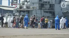 Pekerja migran Indonesia yang didominasi warga negara asing tiba di Dermaga JICT Pelabuhan Tanjung Priok, Jakarta,  dengan menggunakan kapal MV Costa Mediterania pada Selasa (6/10/2020). Dari total 99 orang yang tiba, 82 di antaranya adalah WNA dari delapan negara. (merdeka.com/Imam Buhori)