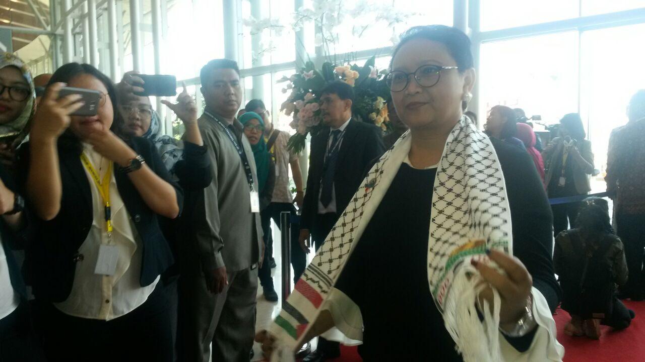Syal dengan bendera Palestina yang dikenakan Menteri Luar Negeri RI Retno Marsudi saat Bali Democarcy Forum 2017 (Rizki Akbar Hasan/Liputan6.com)
