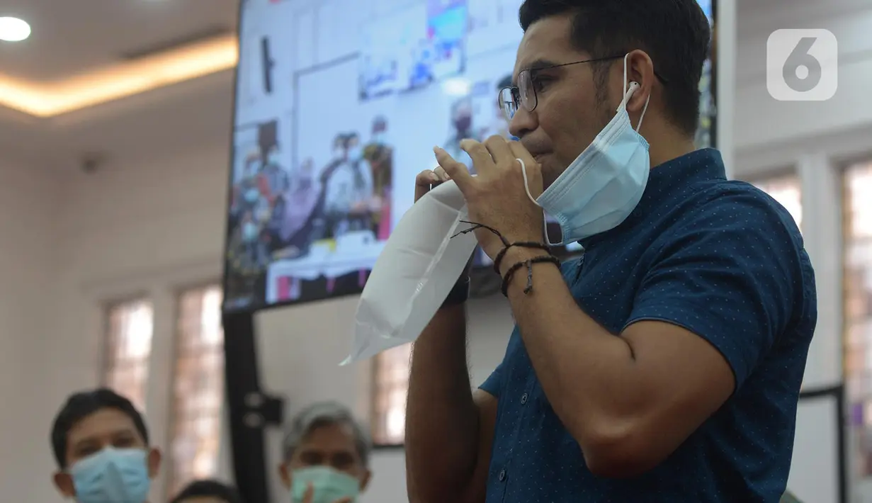 Seorang pria memperagakan alat GeNose C19 buatan Universitas Gadjah Mada (UGM) di Kementerian PMK, Jakarta, Kamis (7/1/2021). Alat GeNose C19 bisa digunakan di stasiun transportasi umum, pabrik, kantor-kantor hingga tempat perbelanjaan. (merdeka.com/Imam Buhori)
