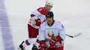 Presiden Rusia Vladimir Putin (belakang) dan Presiden Belarus Alexander Lukashenko (depan) ikut serta dalam pertandingan hoki es di Shayba Arena, Resor Laut Hitam Sochi, Rusia, (15/2). (Sergei Chirikov / Pool / AFP)