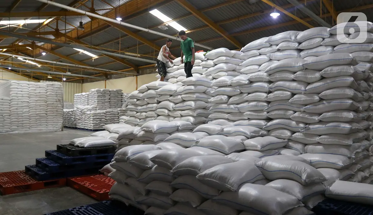 Pekerja menata tumpukan karung berisi beras di Gudang RPC Food Station Tjipinang Jaya, Jakarta Timur, Sabtu (22/2/2025). (Liputan6.com/Herman Zakharia)