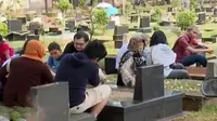 Jelang Ramadan, Warga Padati Makam untuk Ziarah