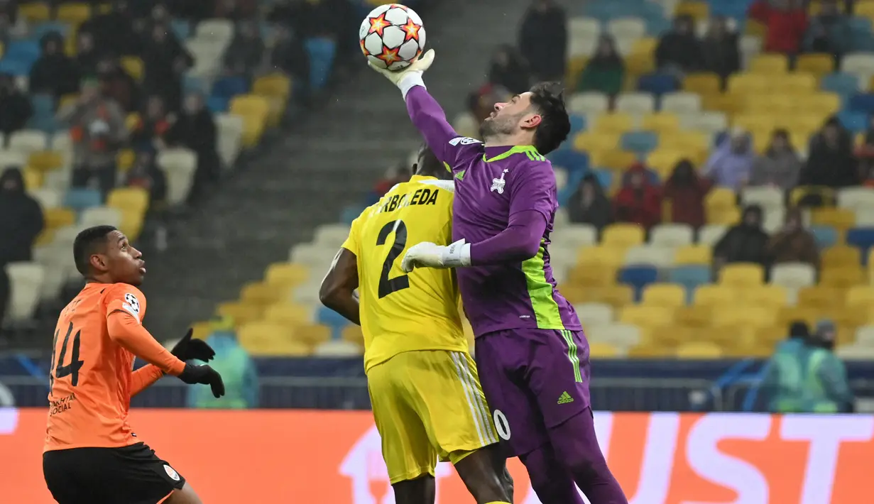 Georgios Athanasiadis. Kiper Yunani berusia 29 tahun yang baru 1 musim memperkuat FC Sheriff Tiraspol sejak didatangkan dengan status pinjaman dari AEK Athens pada awal musim 2021/2022 ini menjadi kiper dengan jumlah penyelamatan terbanyak keempat di Liga Champions musim 2021/2022. Ia total membuat 29 saves dari total 5 laga di fase grup. Sempat membut kejutan di dua matchday awal, FC Sheriff Tiraspol sendiri akhirnya finis di posisi ketiga Grup A di bawah Real Madrid dan Inter Milan serta di atas Shakhtar Donetsk. (AFP/Genya Savilov)