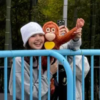 Dalam suasana alam yang tenang, Lisa terlihat menikmati waktu santainya sambil menyapa hewan kecil tersebut. [@lalalalisa_m].