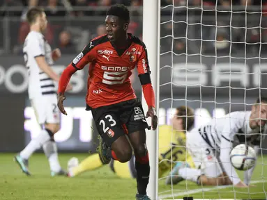 Barcelona dikabarkan Sport.es sangat serius memburu tanda tangan penyerang muda Rennes, Ousmane Dembele. Manajemen Los Cules telah menyiapkan dana hingga Rp 144 miliar demi bisa mendapatkan tanda tangan pemain 18 tahun tersebut. (AFP/Damien Meyer)