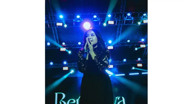 Potret Bernadya Berbusana Serba Hitam Saat Manggung