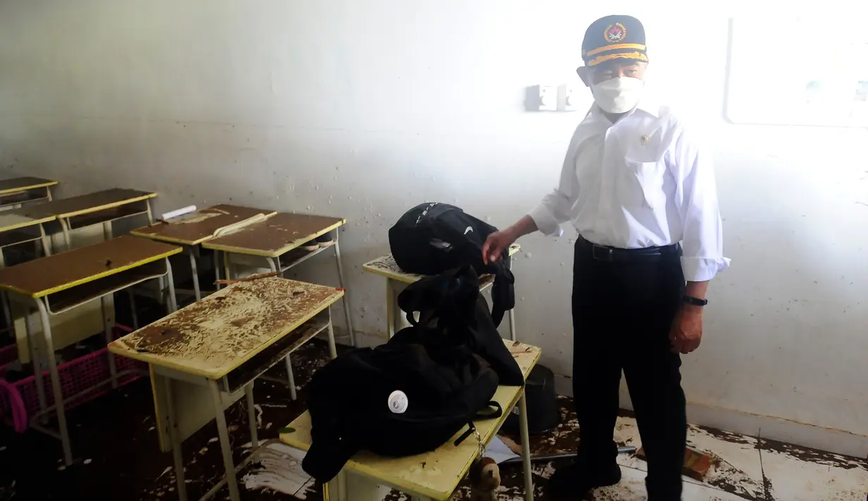 Menteri Koordinator Bidang Pembangunan Manusia dan Kebudayaan (Menko PMK) Muhadjir Effendy saat meninjau lokasi tembok roboh di Madrasah Tsanawiyah Negeri (MTsN) 19 Pondok Labu, Cilandak, Jakarta, Jumat (7/10/2022). Robohnya tembok menyebabkan tiga siswa meninggal dunia. (merdeka.com/Arie Basuki)