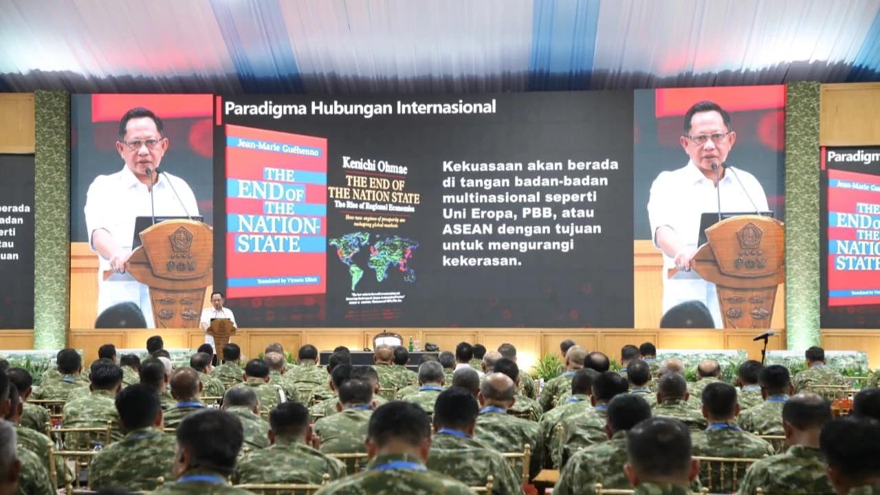 Mendagri Tito Karnavian saat menyampaikan pengarahan pada acara Apel Komandan Satuan TNI Tahun 2026 di Universitas Pertahanan