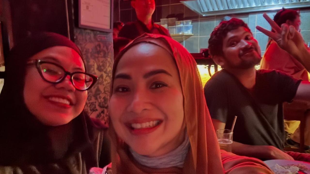 Momen Feni Rose Nonton Anaknya Manggung di Cafe, Duduk Sebelahan bak Bestie