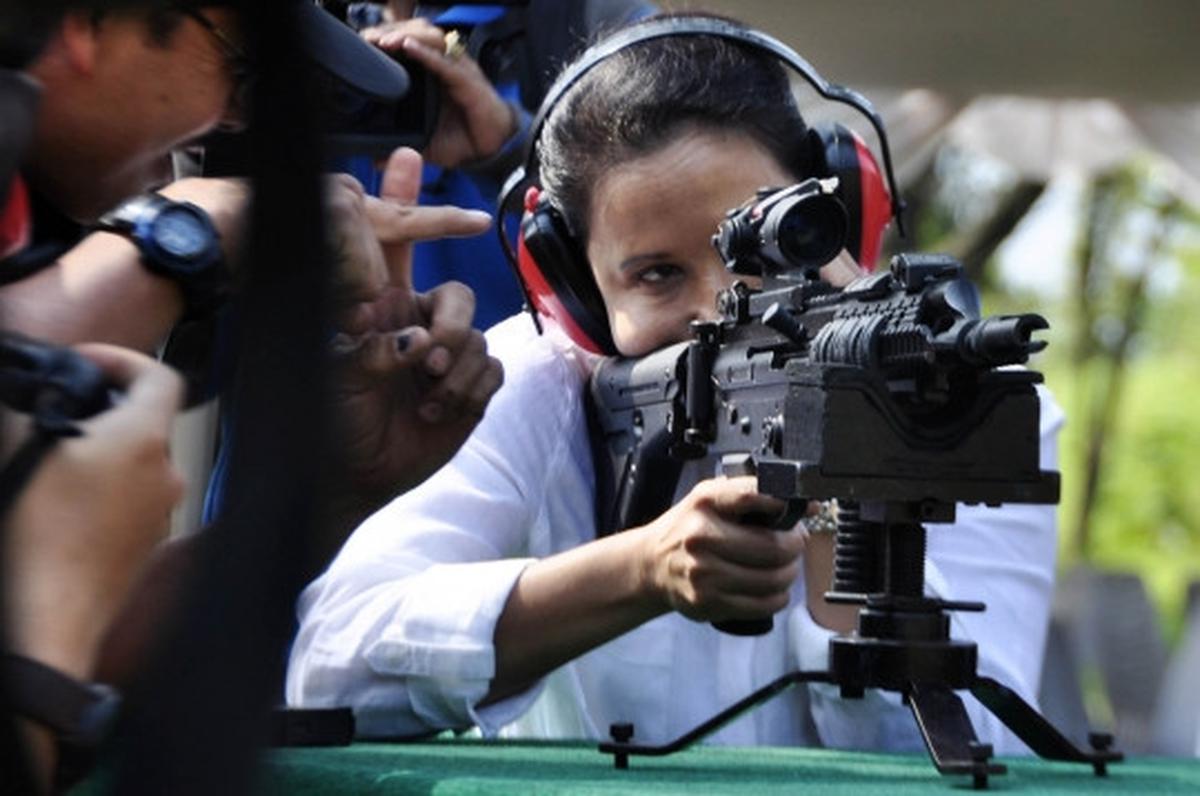 Aksi Menteri Rini Soemarno jajal senjata dan ekskavator PT Pindad