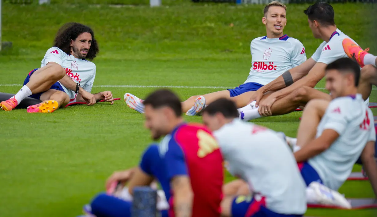 Skuad Tim Matador terlihat santai dan ceria saat sesi latihan tersebut. (AP Photo/Manu Fernandez)