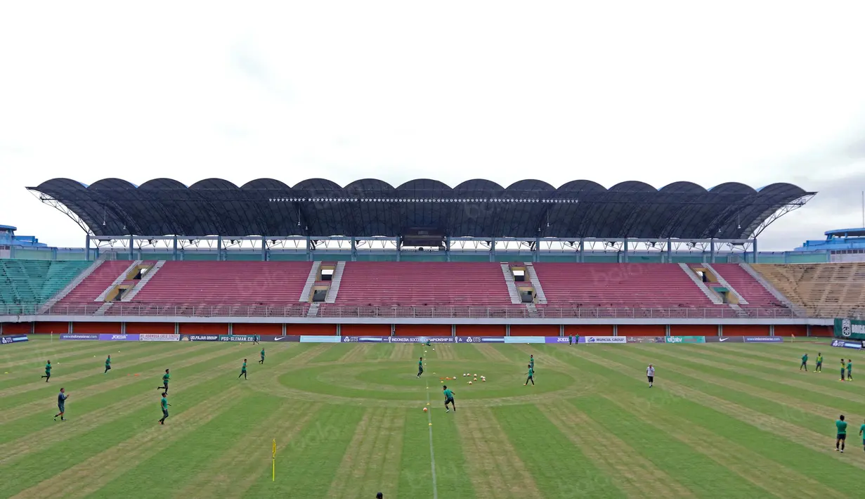 Para pemain Timnas Indonesia tengah melakukan sesi latihan jelang melawan Vietnam pada laga uji coba di Stadion Maguwohardjo, Sleman, Jumat (7/10/2016). (Bola.com/Nicklas Hanoatubun)