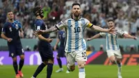 Pemain Argentina, Lionel Messi merayakan gol pertama timnya ke gawang Kroasia melalui tendangan penalti saat laga semifinal Piala Dunia 2022 yang berlangsung di Lusail Stadium, Qatar, Selasa (13/12/2022) waktu setempat. (AP Photo/Martin Meissner)
