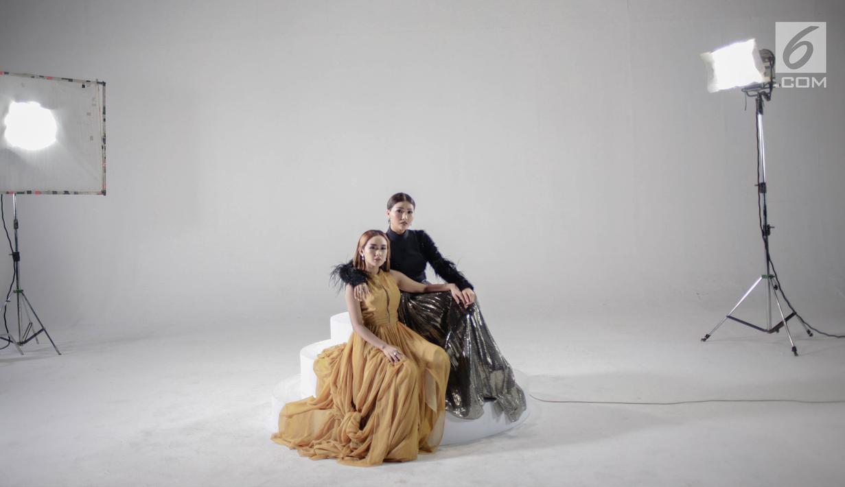Cita Citata dan Sarwendah saat proses syuting video klip di kawasan Jakarta, Senin (15/10). Syuting video klip tersebut meremake lagu dari Sandra Dewi berjudul ku akui hati ini. (Liputan6.com/Faizal Fanani)