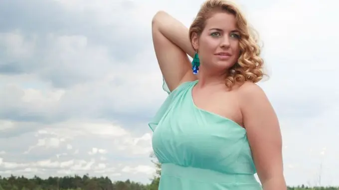 Meski Bertubuh Besar, Wanita Ini Tetap Bergaya Fashionable