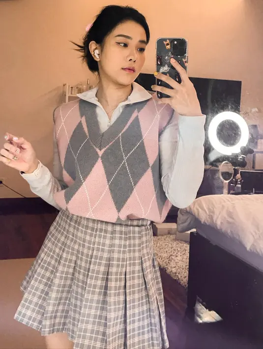 Masih dengan ruffle mini skirt, Jessica Jane tampil mirip eonnie Korea. Ia memadukan mini skirt bermotif kotak-kotak dengan kemeja dan wool vest yang cantik. [instagram/jessicajane99]