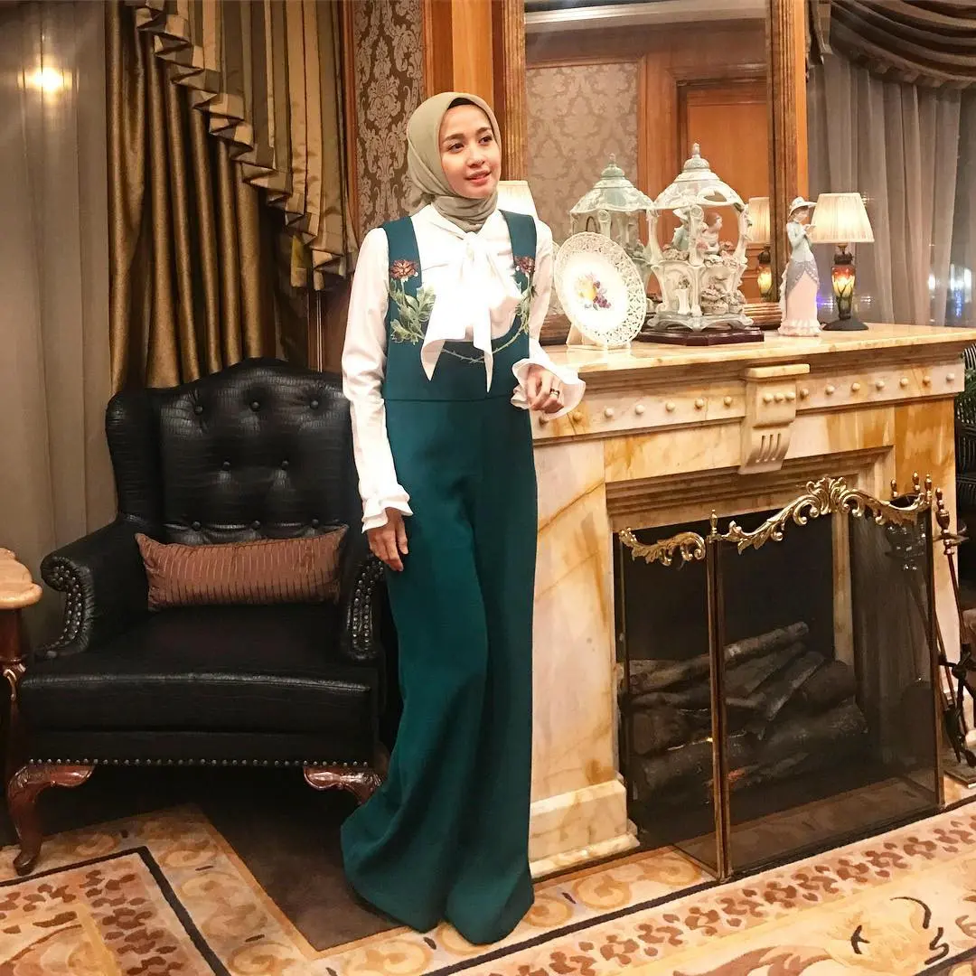 Gaya hijab Laudya Cynthia Bella bisa untuk dinner. (Sumber foto: laudyacynthiabella/instagram)