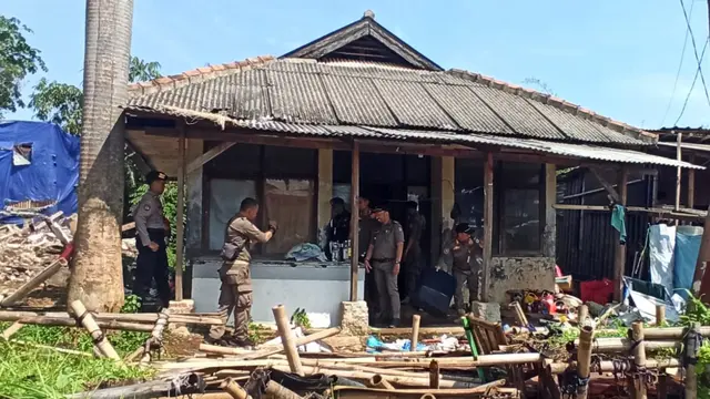 Satpol PP Kota Depok saat menertibkan bangunan di lahan bekas RPH milik Pemerintah Kota Depok.
