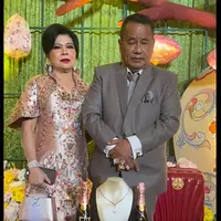 Hotman didampingi istri saat menyampaikan acara lamaran anak bungsunya. Panggung tempat acara dihias dengan bunga warna-warni dan seserahan yang tertata rapi. Salah satu kalung berlian yang menjadi seserahan. "Kalung tungan utk calon mantu perempuan," tulis Hotman. [Instagram/hotmanparisofficial]