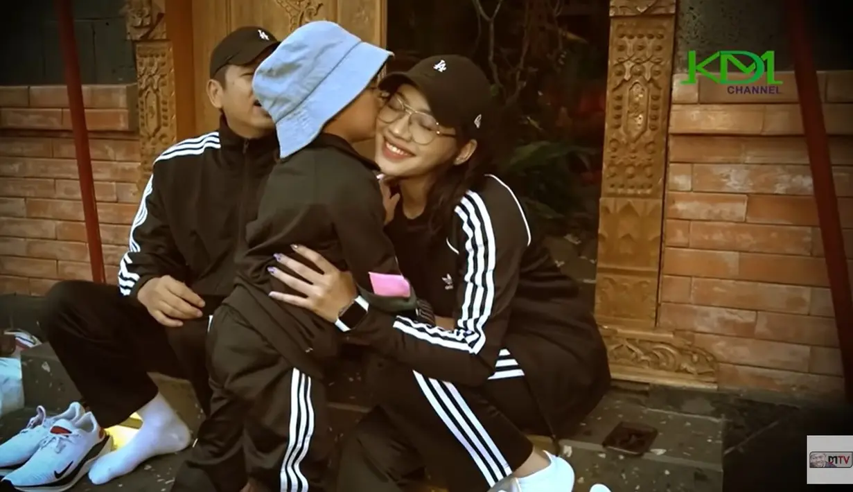 Dari beberapa vlognya, putri bungsunya juga sangat dekat dan sayang dengan perempuan tersebut. Momen Nyi Hyang menunjukkan rasa sayangnya pada perempuan yang kerap mendampingi kang Dedi beberapa hari belakangan ini. [Youtube/KANG DEDI MULYADI CHANNEL]