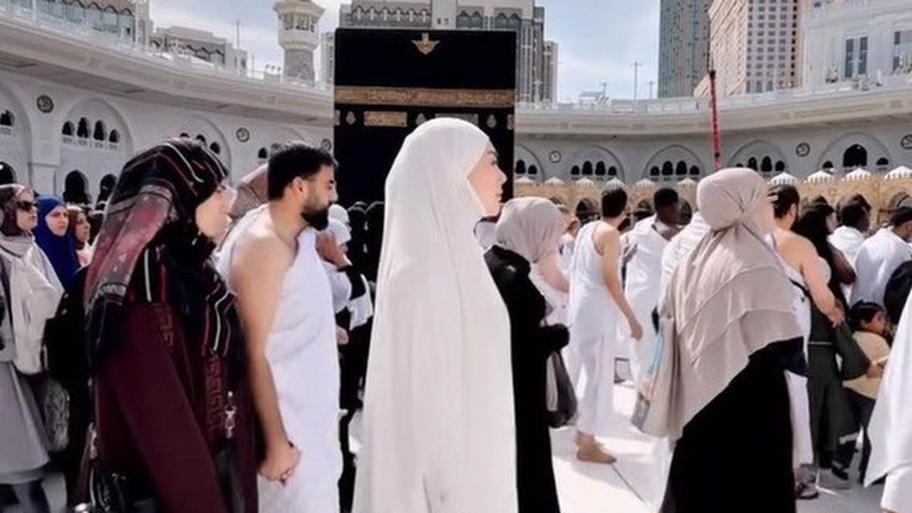 Meski Bercadar, Celine Evangelista Tetap Terlihat Cantik dan Anggun Pakai Gamis Putih saat Jalani Umrah Perdana