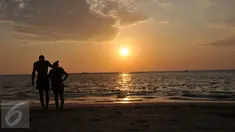 Wisatawan menikmati keindahan sunset di Pantai Sengigi, NTB (13/10/2015). Pulau Lombok terpilih sebagai pemenang dalam ajang internasional World’s Best Halal Travel Summit di Abu Dhabi, Uni Emirate Arab (UEA).(Liputan6.com/Gempur M Surya)