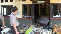 Kondisi Markas Polsek Bayah, Kabupaten Lebak, Banten, yang sempat diserang puluhan warga, telah kondusif pada Sabtu sore, 12 Mei 2018. (Foto: Dok. Polda Banten/Yandhi Deslatama/Liputan6.com)